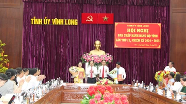 Bí thư Tỉnh ủy Vĩnh Long Trần Tiến Dũng trao Quyết định và hoa chúc mừng lãnh đạo Ban Tuyên giáo và Dân vận Tỉnh ủy. 