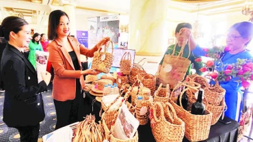 Doanh nghiệp nhỏ và vừa quảng bá các sản phẩm thủ công mỹ nghệ tại các hội nghị, hội thảo du lịch.