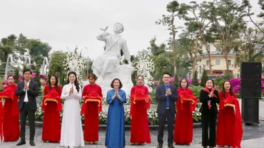 Các đại biểu cắt băng khánh thành tượng đài Kim Đồng.