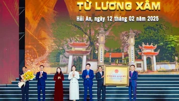 Phó Thủ tướng Chính phủ Lê Thành Long trao Bằng xếp hạng Cụm di tích Từ Lương Xâm - căn cứ bản doanh của Ngô Quyền năm 938 là Di tích quốc gia đặc biệt cho lãnh đạo thành phố Hải Phòng và quận Hải An.