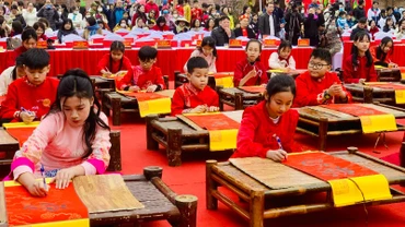 Các học sinh tiêu biểu của thành phố Thủy Nguyên tham dự lễ khai bút đầu Xuân.