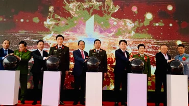 Các đại biểu nhấn nút khai trương Trung tâm trải nghiệm cộng đồng về phòng cháy, chữa cháy và cứu nạn cứu hộ Hải Phòng.