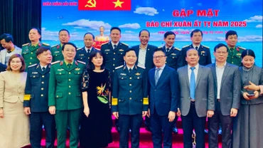 Lãnh đạo Bộ Tư lệnh Quân chủng Hải quân và các đại biểu tại buổi gặp mặt các cơ quan thông tấn, báo chí.