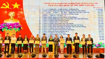 Lãnh đạo thành phố Hải Phòng trao Bằng khen tặng các doanh nghiệp tiêu biểu.