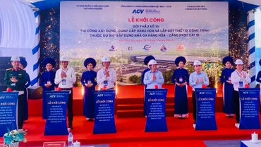 Các đại biểu nhấn nút khởi công dự án xây dựng nhà ga hàng hóa Cảng hàng không quốc tế Cát Bi (Hải Phòng).