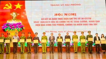 Bí thư Thành ủy Hải Phòng trao Bằng khen tặng các tập thể có thành tích xuất sắc trong công tác phòng, chống ma túy.