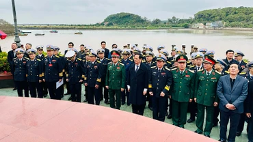 Dâng hương tri ân các Anh hùng liệt sĩ Đoàn tàu không số.