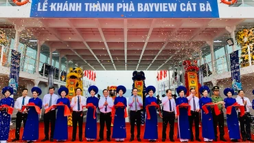 Đồng chí Trần Lưu Quang, Ủy viên Trung ương Đảng, Trưởng Ban Kinh tế Trung ương, cùng lãnh đạo thành phố Hải Phòng cắt băng khánh thành, đưa tuyến phà biển vào hoạt động.
