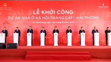 Chủ tịch Quốc hội Vương Đình Huệ, Phó Thủ tướng Chính phủ Trần Lưu Quang cùng các đại biểu nhấn nút khởi công dự án nhà ở xã hội tại Hải Phòng.