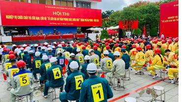 Quang cảnh Hội thi nghiệp vụ chữa cháy và cứu nạn, cứu hộ “Tổ liên gia an toàn phòng cháy, chữa cháy” toàn thành phố Hải Phòng năm 2024.