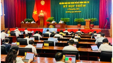 Các đại biểu nhấn nút thông qua Nghị quyết về chủ trương điều chỉnh, sắp xếp đơn vị hành chính cấp xã giai đoạn 2023-2025.