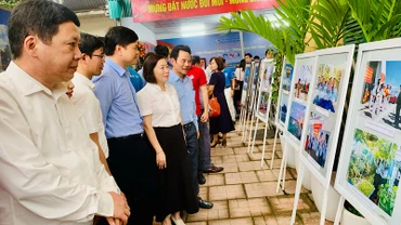 Lãnh đạo thành phố Hải Phòng cùng các đại biểu xem trưng bày ảnh.