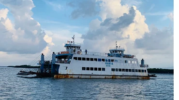 Phà biển vận chuyển người và phương tiện từ đảo Cát Hải sang đảo Cát Bà và ngược lại.