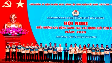 Chủ tịch Tổng Liên đoàn Lao động Việt Nam cùng Bí thư Thành ủy Hải Phòng trao Bằng Lao động sáng tạo và tặng hoa chúc mừng các gương lao động sáng tạo tiêu biểu.