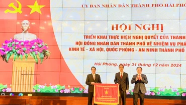 Lãnh đạo thành phố Hải Phòng đón nhận Cờ thi đua của Chính phủ.