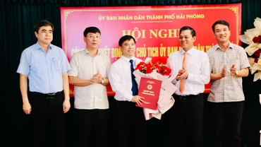 Lãnh đạo thành phố Hải Phòng trao Quyết định và chúc mừng tân Giám đốc Sở Tài nguyên và Môi trường Hải Phòng.