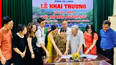 Ê-kíp sáng tạo trao đổi nội dung kịch bản vở diễn "Lời thề trên núi Cột Cờ".