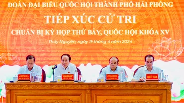 Các đại biểu Quốc hội thành phố Hải Phòng tiếp xúc cử tri huyện Thủy Nguyên.