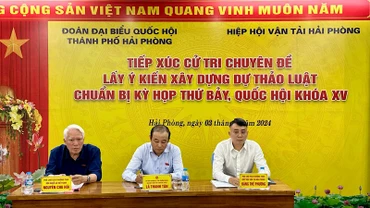 Các đại biểu Quốc hội thành phố Hải Phòng tiếp xúc với cử tri Hiệp hội vận tải Hải Phòng.