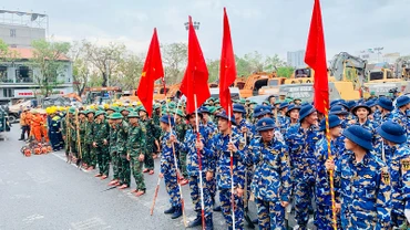 Các lực lượng vũ trang cùng đội ngũ kỹ thuật tình nguyện các địa phương triển khai hỗ trợ thành phố Hải Phòng khắc phục thiệt hại bão số 3.