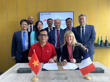 Ông Đinh Việt Phương, CEO của Vietjet và bà Victoria Foy, CEO của Safran CFM ký hợp đồng cung cấp ghế. Chứng kiến lễ ký có Đại sứ Việt Nam tại Pháp Đinh Toàn Thắng.