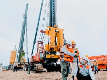 Các đơn vị thi công đang đẩy nhanh tiến độ xây dựng bến số 5, số 6 Cảng cửa ngõ quốc tế Hải Phòng tại Lạch Huyện.