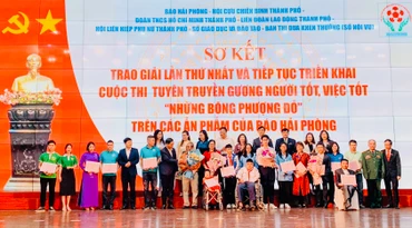 Lãnh đạo thành phố Hải Phòng và các ban ngành biểu dương, động viên "Những bông phượng đỏ" - nhân vật trong các tác phẩm dự thi.