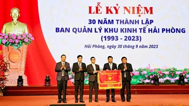 Bộ Kế hoạch và Đầu tư trao cờ thi đua xuất sắc tặng Ban quản lý Khu kinh tế Hải Phòng.