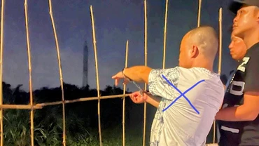 Hoàng Hữu Th. (dấu X) đang diễn tả lại hành vi phạm tội tại hiện trường vụ án.