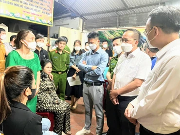 Lãnh đạo quận Ngô Quyền (Hải Phòng) thăm hỏi, động viên, chia sẻ những mất mát với các gia đình có người thiệt mạng trong vụ cháy.