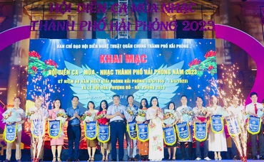 Ban Tổ chức trao cờ lưu niệm tặng các đơn vị tham gia hội diễn.
