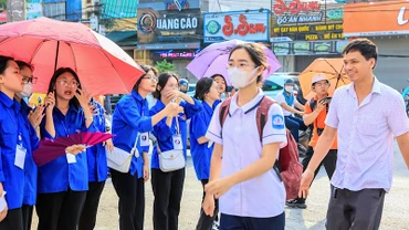 Các thí sinh phấn khởi hoàn thành ngày thi đầu tiên.