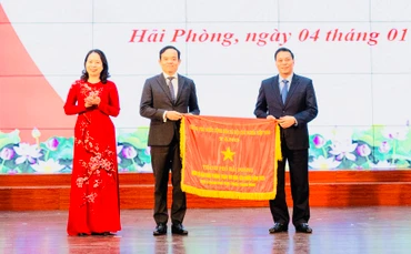 Phó Chủ tịch nước Võ Thị Ánh Xuân, Phó Chủ tịch Hội đồng Thi đua Khen thưởng Trung ương trao cờ Đơn vị dẫn đầu phong trào thi đua yêu nước năm 2021 tặng thành phố Hải Phòng. 