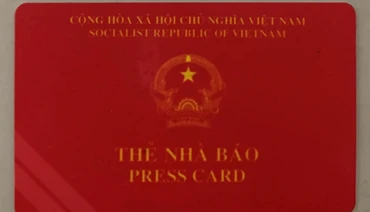 Thẻ nhà báo giả mạo.