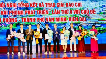 Ban tổ chức trao giải báo chí tặng các tác giả và nhóm tác giả đoạt giải.