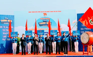 Bí thư Thành ủy Hải Phòng Lê Tiến Châu cùng các đại biểu thực hiện nghi thức khởi động Tháng Thanh niên Hải Phòng năm 2023.