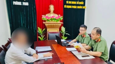 Phòng An ninh mạng và phòng, chống tội phạm sử dụng công nghệ cao (Công an thành phố Hải Phòng) lập biên bản, xử phạt người đăng tin sai sự thật trên Facebook.