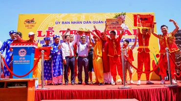 Ban tổ chức trao giải Nhất cho chủ trâu số 3 giành chức vô địch Hội chọi trâu truyền thống Đồ Sơn 2023.