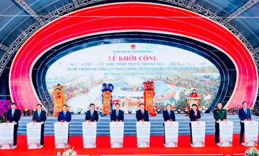 Chủ tịch Quốc hội Vương Đình Huệ cùng lãnh đạo Chính phủ, các bộ, ngành và thành phố Hải Phòng nhấn nút khởi công công trình Trung tâm Hội nghị-biểu diễn thành phố Hải Phòng.