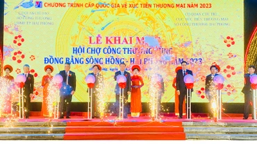 Các đại biểu nhấn nút khai mạc Hội chợ công thương vùng đồng bằng sông Hồng-Hải Phòng năm 2023.