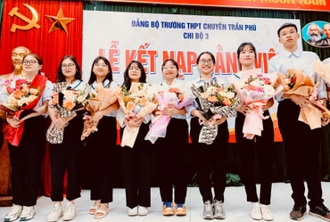 Các học sinh Trường trung học phổ thông chuyên Trần Phú vinh dự được kết nạp Đảng.