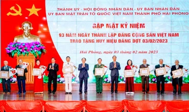Trao Huy hiệu Đảng tặng các đảng viên.