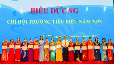 Lãnh đạo Thành ủy và Hội Liên hiệp Phụ nữ Hải Phòng biểu dương các Chi hội trưởng Phụ nữ tiêu biểu.
