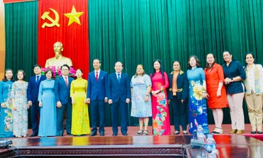 Lãnh đạo thành phố Hải Phòng chụp ảnh lưu niệm với Đoàn đại biểu cấp cao Hội Liên hiệp Phụ nữ nước Cộng hòa Cuba.