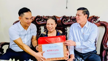 Lãnh đạo thành phố Hải Phòng thăm và tặng quà người có công trên địa bàn quận Ngô Quyền, nhân Ngày Thương binh-Liệt sĩ. (Ảnh tư liệu)