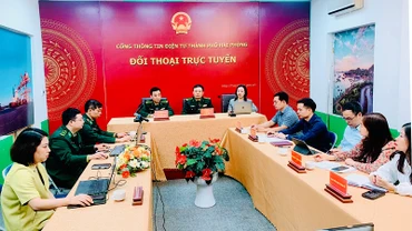 Lãnh đạo Bộ chỉ huy Bộ đội Biên phòng Hải Phòng đối thoại trực tuyến trên Cổng thông tin điện tử Hải Phòng.