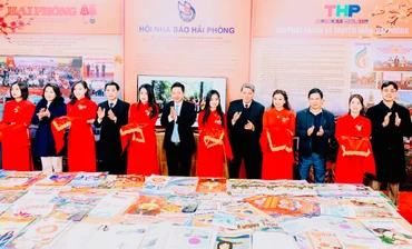 Các đại biểu cắt băng khai mạc Hội báo Xuân Quý Mão Hải Phòng 2023.
