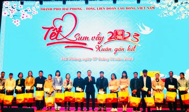 Đồng chí Võ Văn Thưởng trao quà Tết tặng công nhân lao động thành phố Hải Phòng.