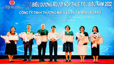 Các doanh nghiệp tiêu biểu được biểu dương và Tổng cục Thuế khen thưởng.