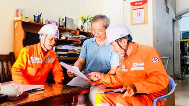Nhân viên Công ty Điện lực Hải Phòng hướng dẫn khách hàng về điều chỉnh thời gian ghi chỉ số công-tơ điện hàng tháng.
